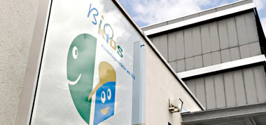 Schild am Eingangsbereich des BioKids Kindergarten im IZB