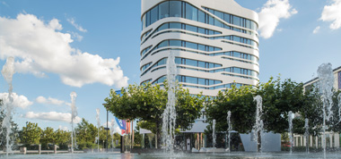 Im Mittelpunkt das Campus Hotel in Form eines großen Turms