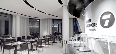 Elegantes Restaurant mit eher dunklem, modernem Interieur